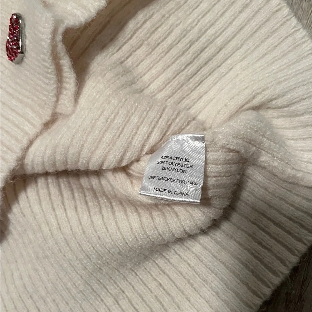 Elegant Cream Cardigan with Heart Buttons - Picture 5 of 8